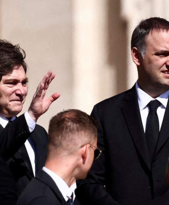 Javier Milei espera a la Justicia para definir el futuro de Manuel Adorni, pero depende de sus aliados en el Congreso para evitar su destitución