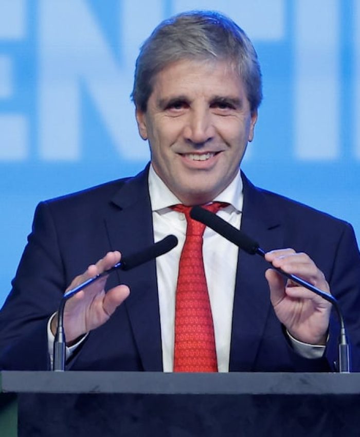 Luis Caputo viaja a la cumbre del G20 a defender el programa económico del Gobierno y se espera que se reúna con el secretario del Tesoro de EE.UU.